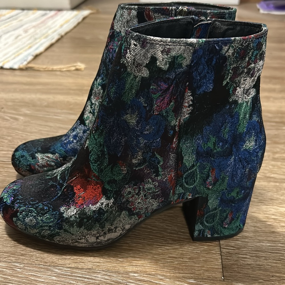 Zigi Soho Beautiful Navy Floral Zip Up Heeled Boots Women Size 7 Rarely Worn